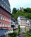 Monschau, historische Textilstadt in der Eifel, links das Rote Haus des Textilfabrikanten Scheibler. Foto: Wikimedia Commons
