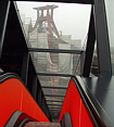 Rolltreppe Kohlenwäsche mit Blick auf Schachtgerüst Zollverein