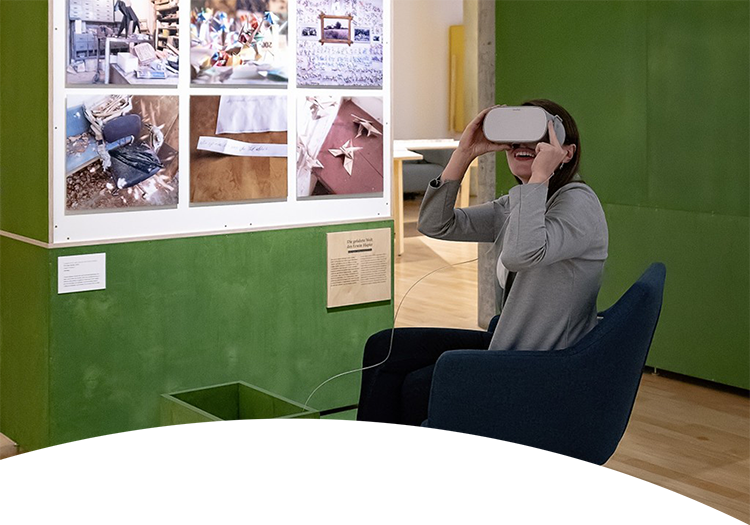 Installation mit VR-Brille in der Ausstellung "Like you! Freundschaft digital und analog", Museum für Kommunikation, Frankfurt a.M., 2019 (Foto: Museum für Kommunikation)